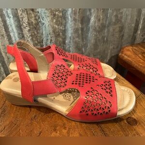 Remonte woman’s sandals size 7.5!  Has a soft comfy sole! Easy slip on!